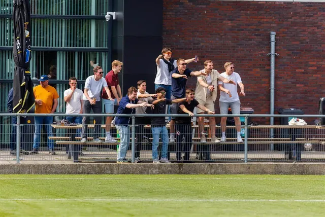 Juichende supporters van de Tollebeek Fanatics op de tribune
