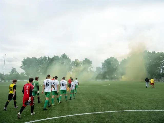 Opkomst van de teams met groen-gele rook langs de lijn